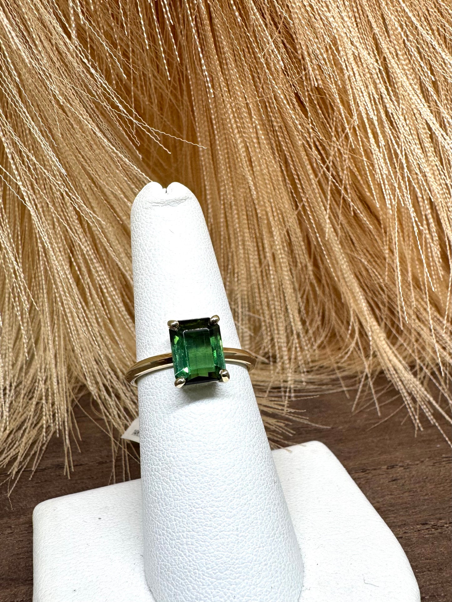 14KY AA Green Tourmaline 2.50ct size 7 (2.8g)