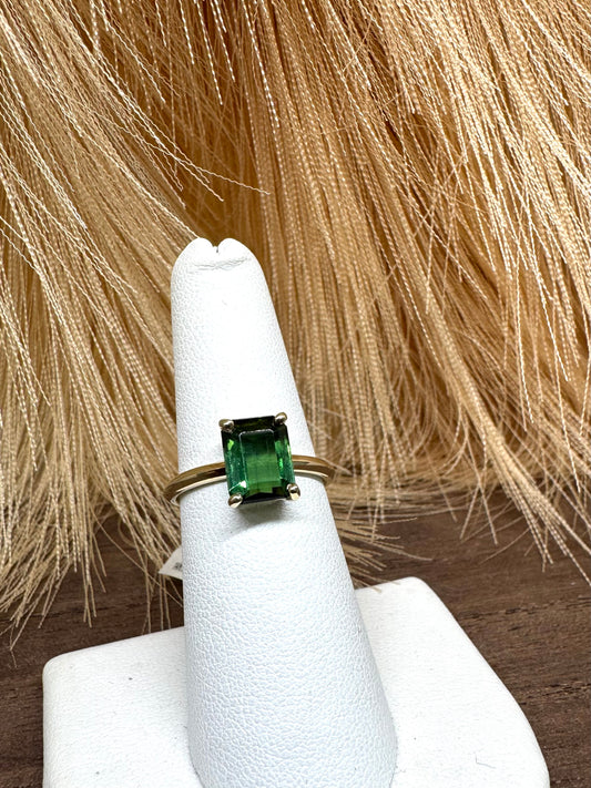 14KY AA Green Tourmaline 2.50ct size 7 (2.8g)